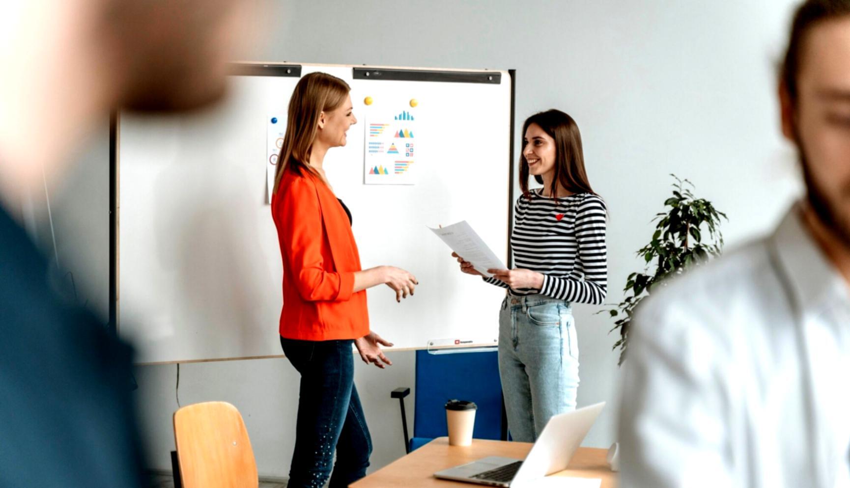 Profesionales colaborando en estrategias financieras empresariales